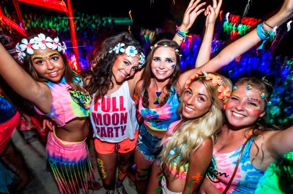 Calendar highlighting Full Moon Party dates
